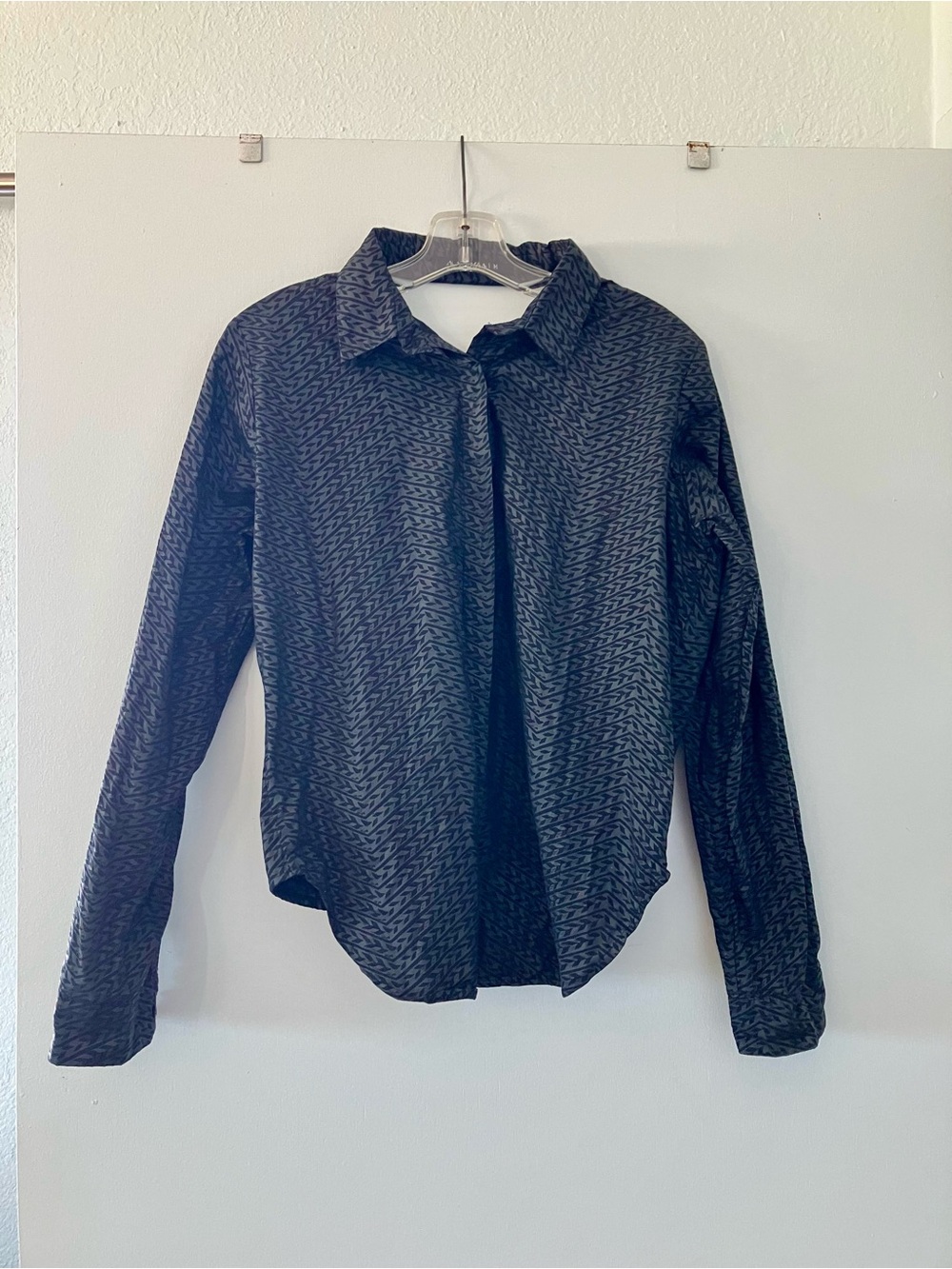 Manaola Backless Black & Gray Patterned Button-Down Shirt; 100% Cotton